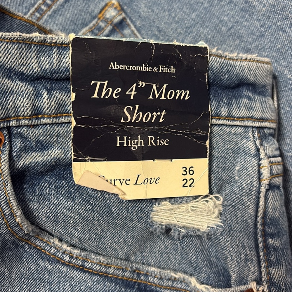 Abercrombie & Fitch The 4” Mom Short High Rise Distressed Denim Blue Size 22 NWT - Picture 3 of 4